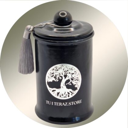 ŚWIECA SOJOWA PREMIUM Z KULKĄ I CHWOSTEM CZARNA 480G CZARNY OUD SREBRNE LOGO